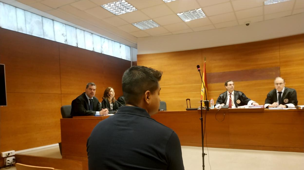 Imagen del juicio por conducir a gran velocidad tras consumir alcohol y terminar con la vida de una mujer