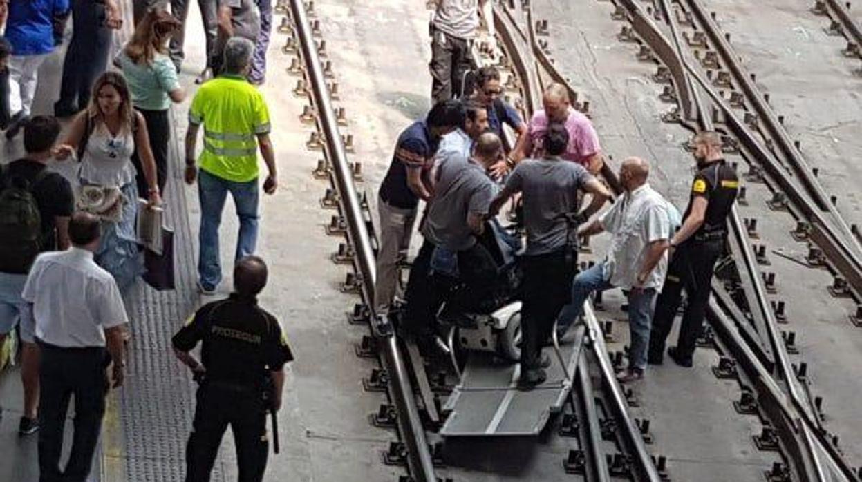 Momento del accidente en Atocha, donde se ve la silla de Martín y la rampa del AVE en las vías