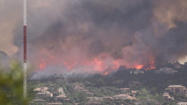 Un gran incendio obliga a desalojar viviendas en la urbanización Montesión de Toledo