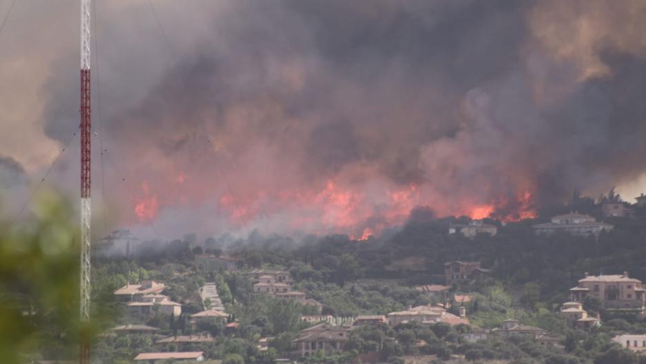 El fuego, cerca de las viviendas