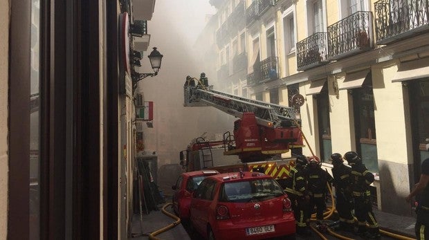 Colapsa parte de la cubierta de un edificio de Lavapiés tras un aparatoso incendio