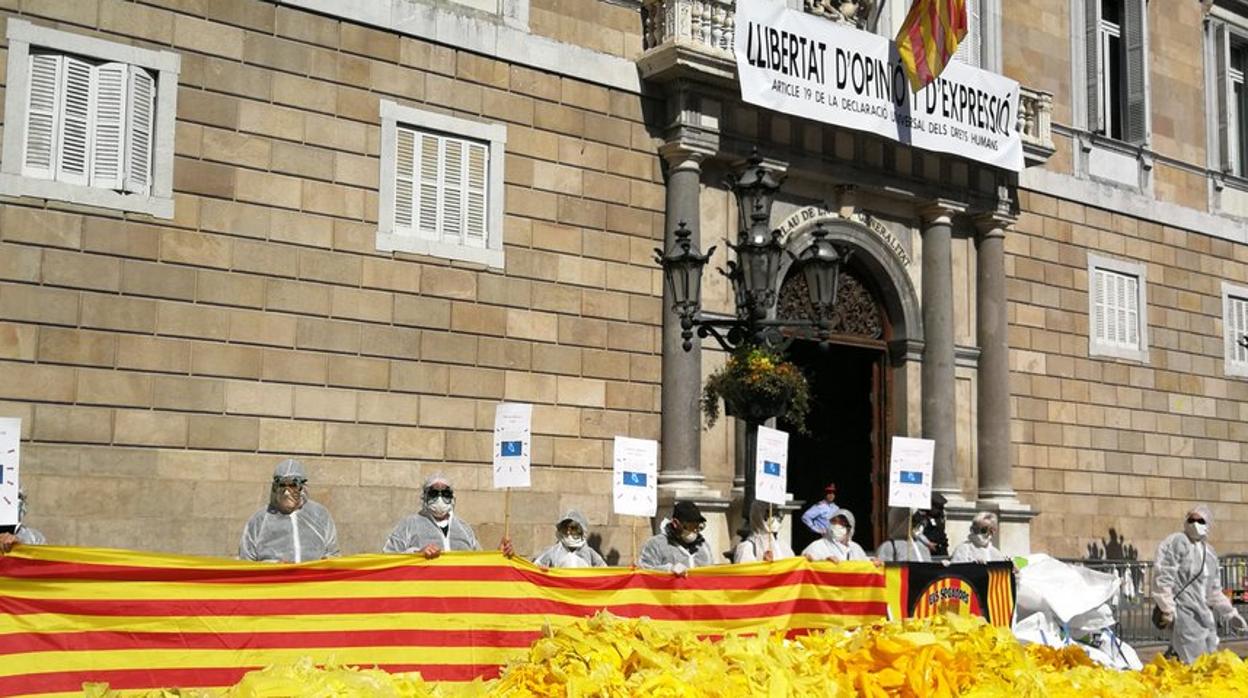 Lazos amarillos expuestos en la plaza San Jaime de Barcelona por los grupos de «quita kazos», en marzo