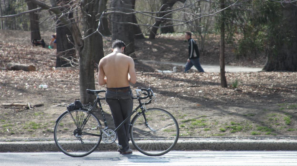 Un ciclista en Prospect Park, en el barrio de Brooklyn, Nueva York