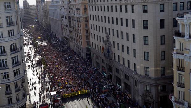 Miles de personas desafían al calor y exigen mantener Madrid Central