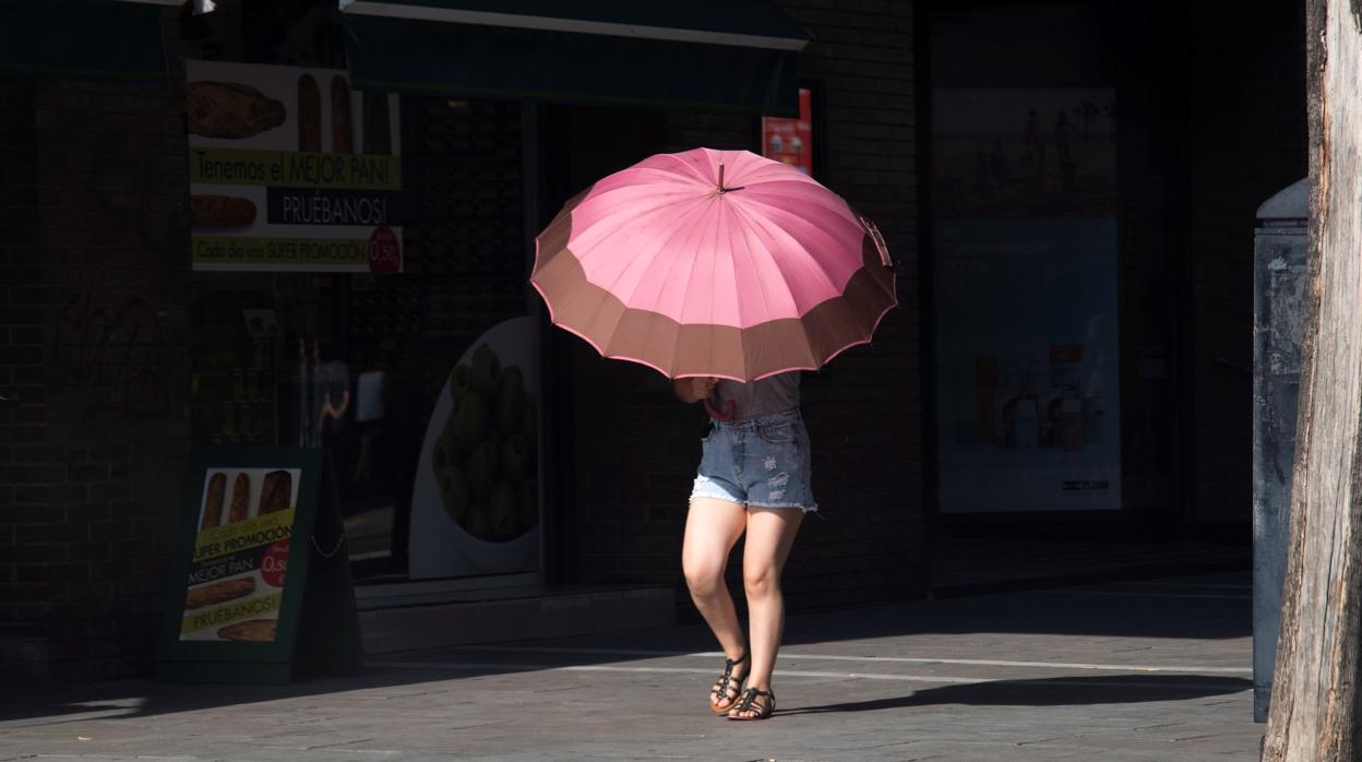 Una mujer se protege de las altas temperaturas