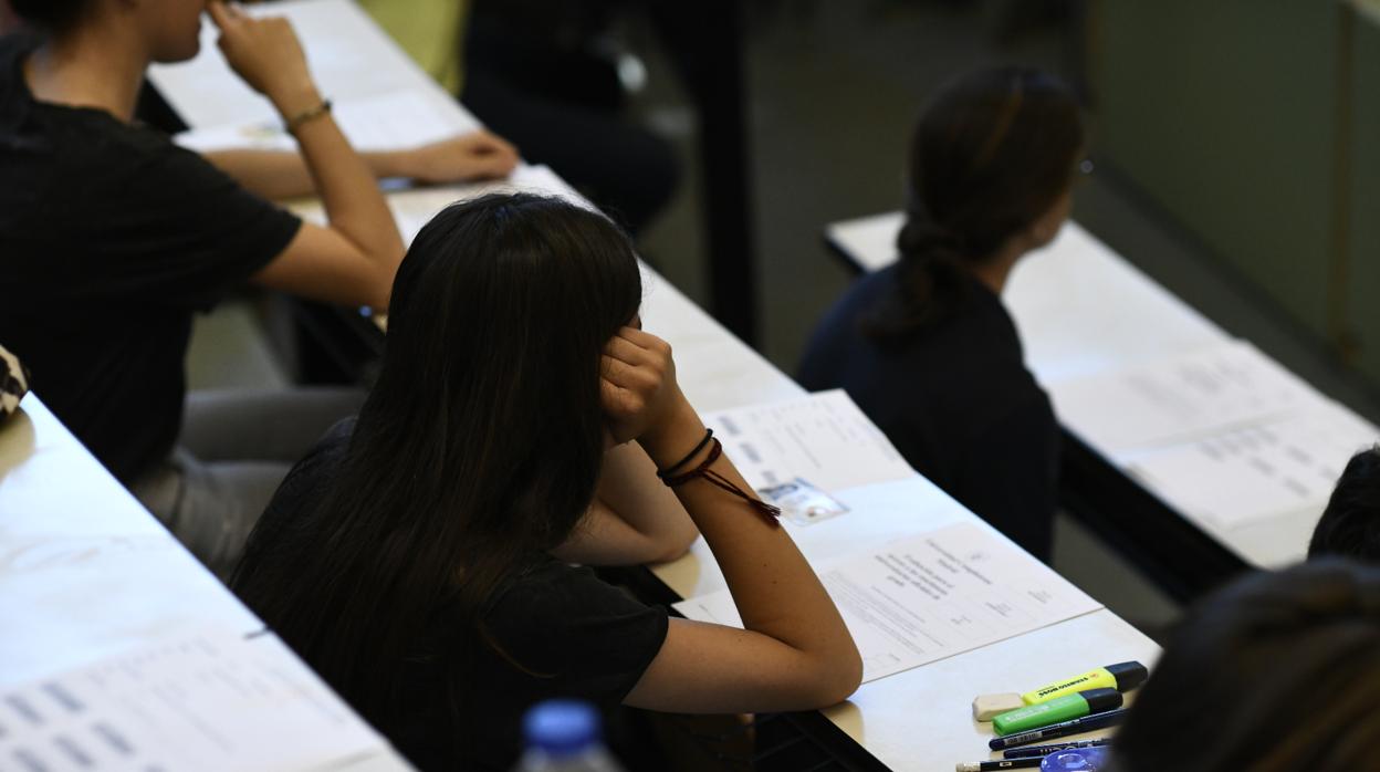 Estudiantes durante el examen de la EvAU