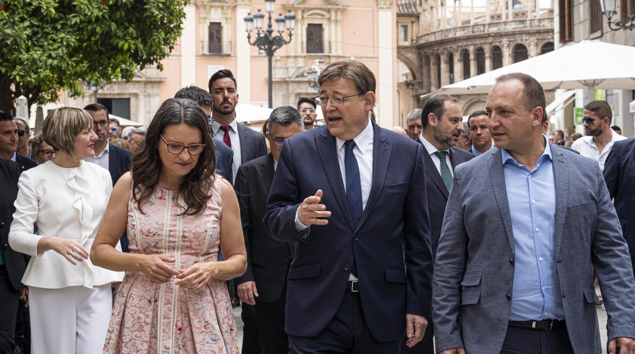 Mónica Oltra, Ximo Puig y Rubén Martínez Dalmau, durante la toma de posesión del presidente de la Generalitat