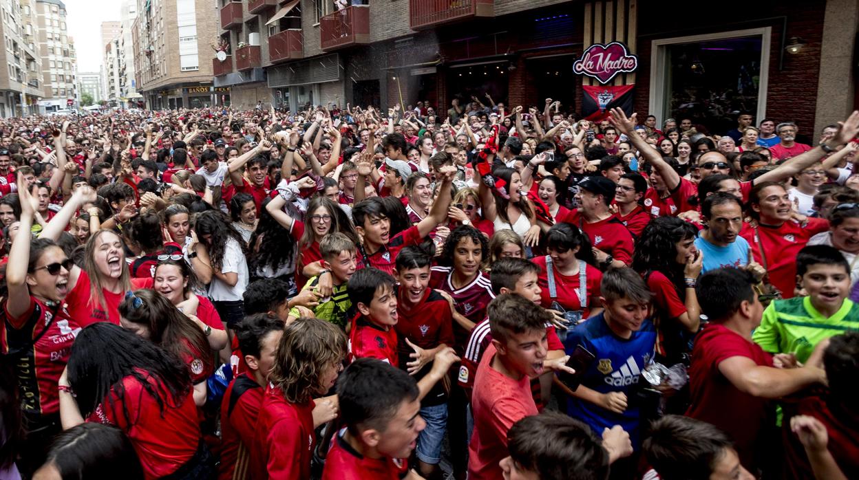 La afición del Mirandés llenó las calles para festejar el logro