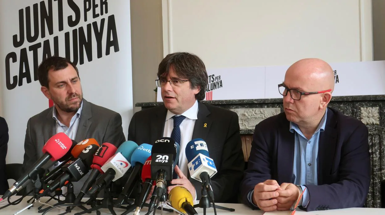 El exconsejero catalán Antoni Comín (i), el expresidente de Cataluña Carles Puigdemont (c), y el abogado Gonzalo Boye (d)