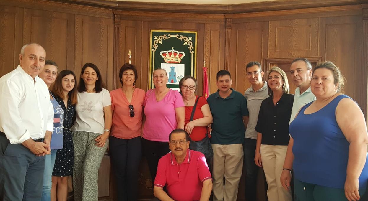 Martín Alcántara con los alumnos y el alcalde de Pulgar