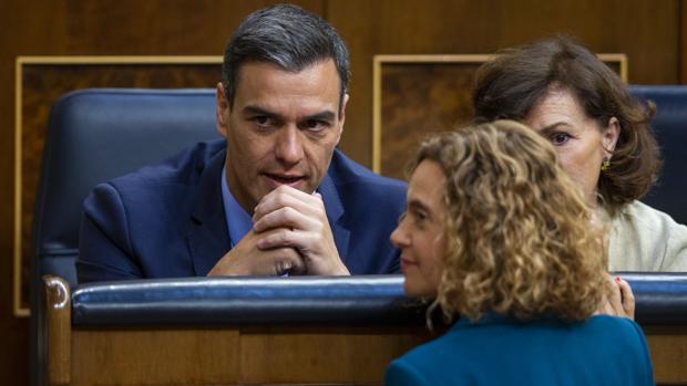 Sánchez y Batet fijarán la fecha de la investidura por teléfono al enquistarse las negociaciones en Bruselas