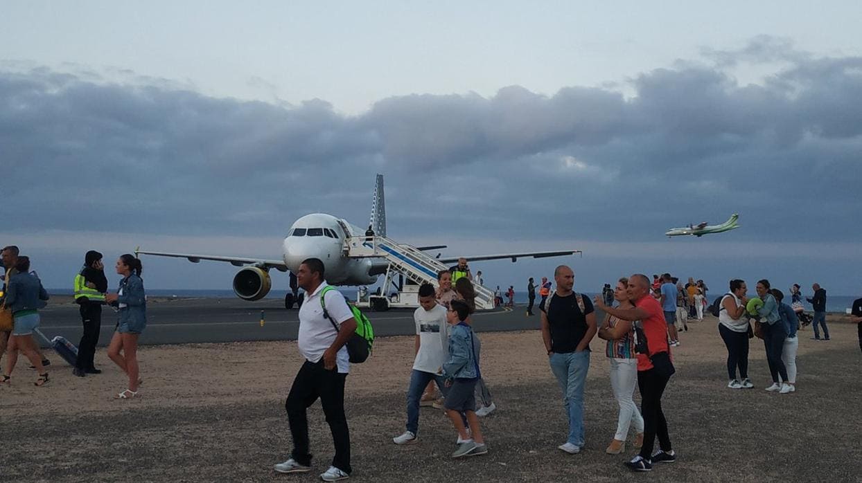 Pasajeros evacuando el aparato de Vueling en el Aeropuerto de Fuerteventura