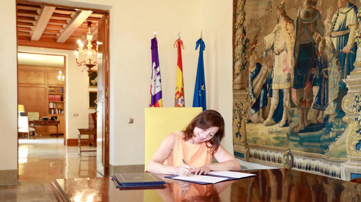 Francina Armengol firmando los decretos de composición de su gobierno