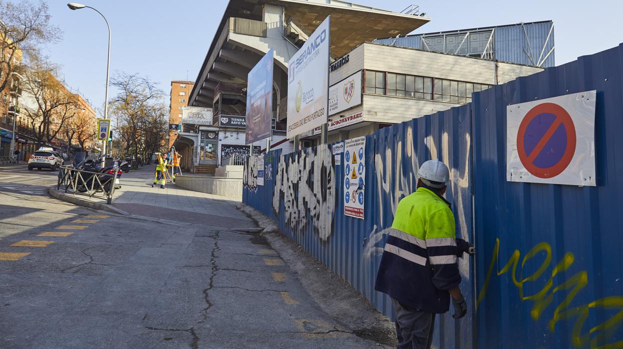 Operarios realizan los trabajos de mejora en el campo del Rayo Vallecano