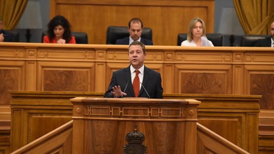 El presidente en funciones del Gobierno regional, Emiliano García-Page, interviene en el debate de su investidura como candidato a la Presidencia de la Junta de Comunidades de Castilla-La Mancha en las Cortes regionales