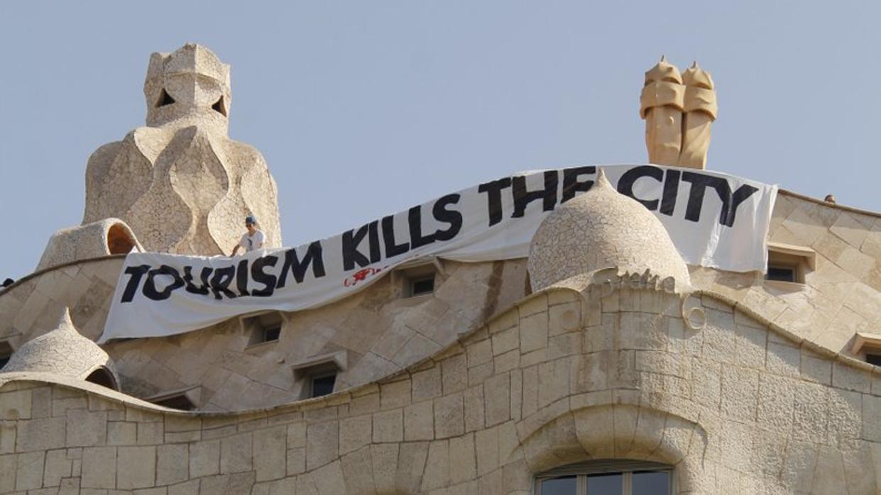 Pancarta de Arran colgada en la fachada de la Pedrera de Barcelona, hoy