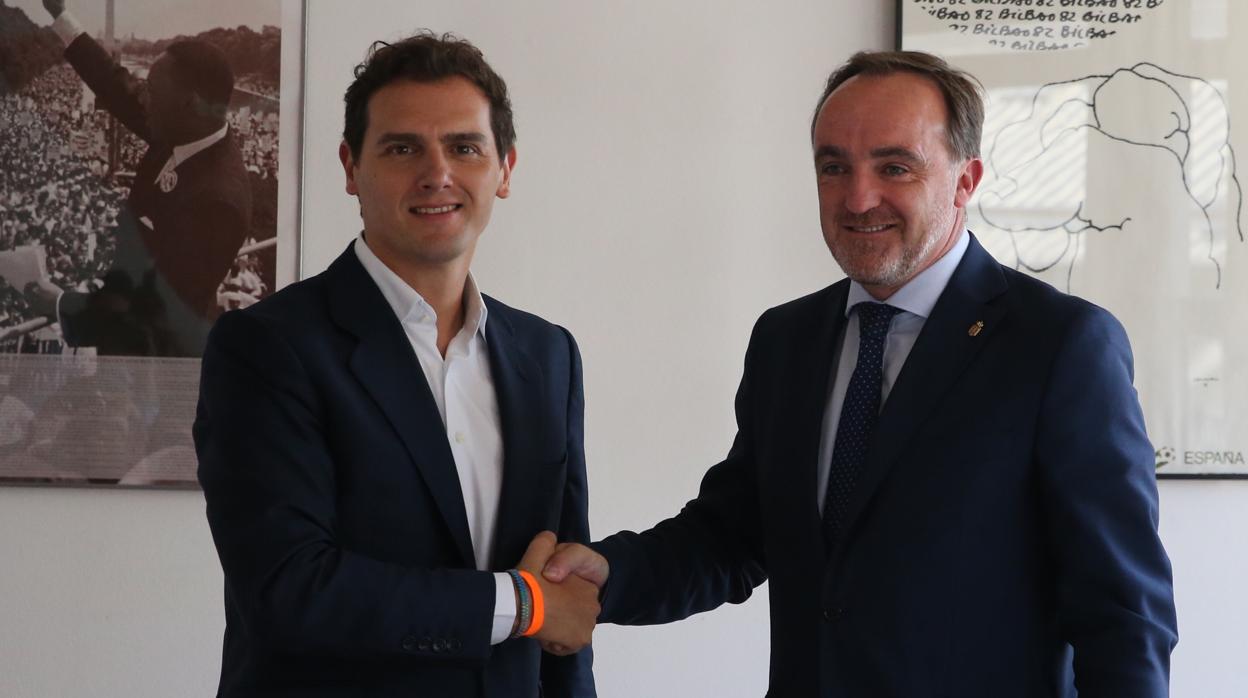 Albert Rivera junto al presidente de UPN, Javier Esparza, en el Congreso de los Diputados