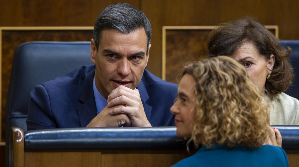 Pedro Sánchez, Meritxell Batet y Carmen Calvo, en el Congreso de los Diputados