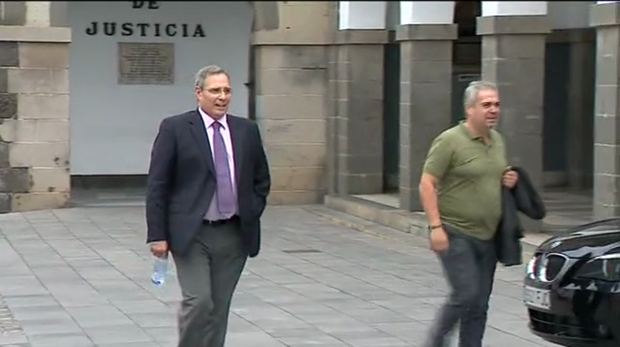 Héctor de Armas, exadministrador de Seguridad Integral Canaria, a la salida del juicio del «caso Alba» este 3 de julio junto a Juan Santana, exasesor de Soria