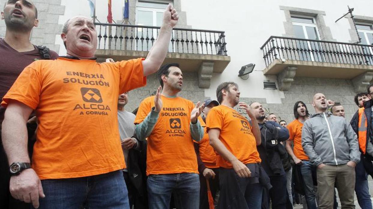 Trabajadores de Alcoa en una protesta ante la Delegación del Gobierno en La Coruña