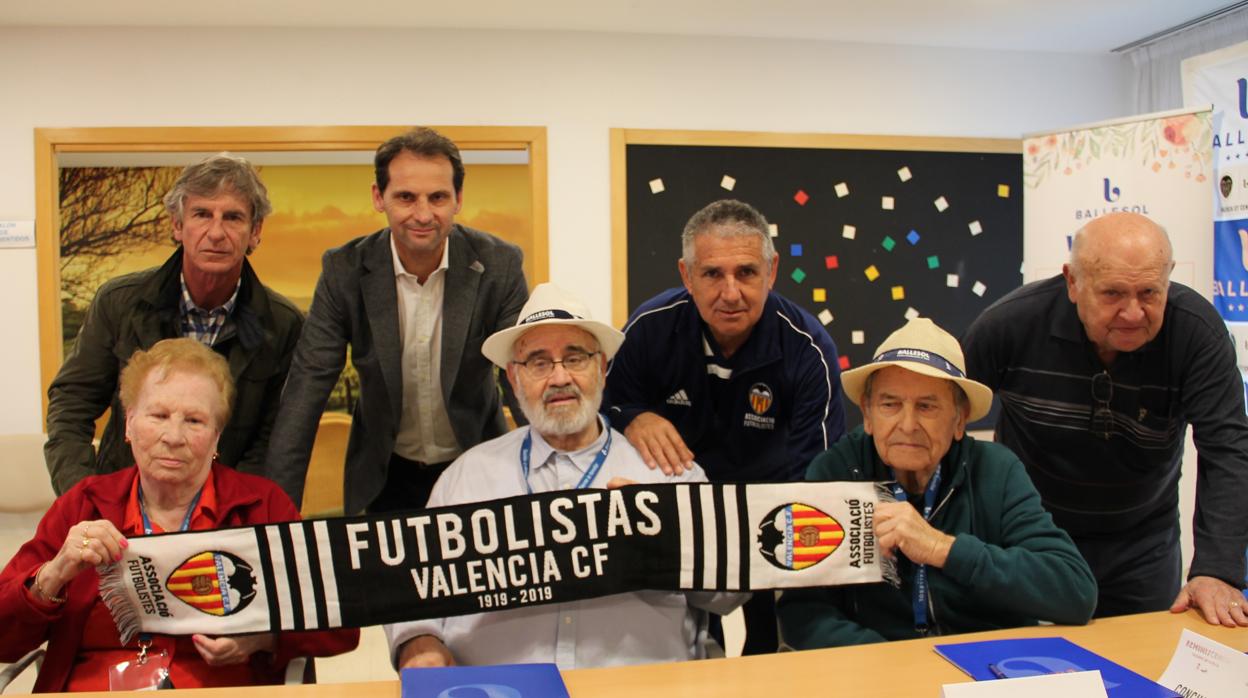 Imagen de los ancianos con una bufanda del Valencia CF