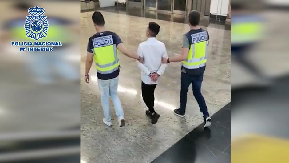 Detenido por pasearse con dos cuchillos por el Metro y amenazar a los viajeros