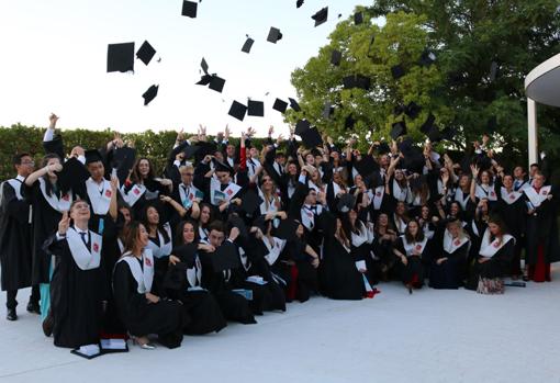 Imagen de la 19ª promoción del Caxton College acabada de graduar