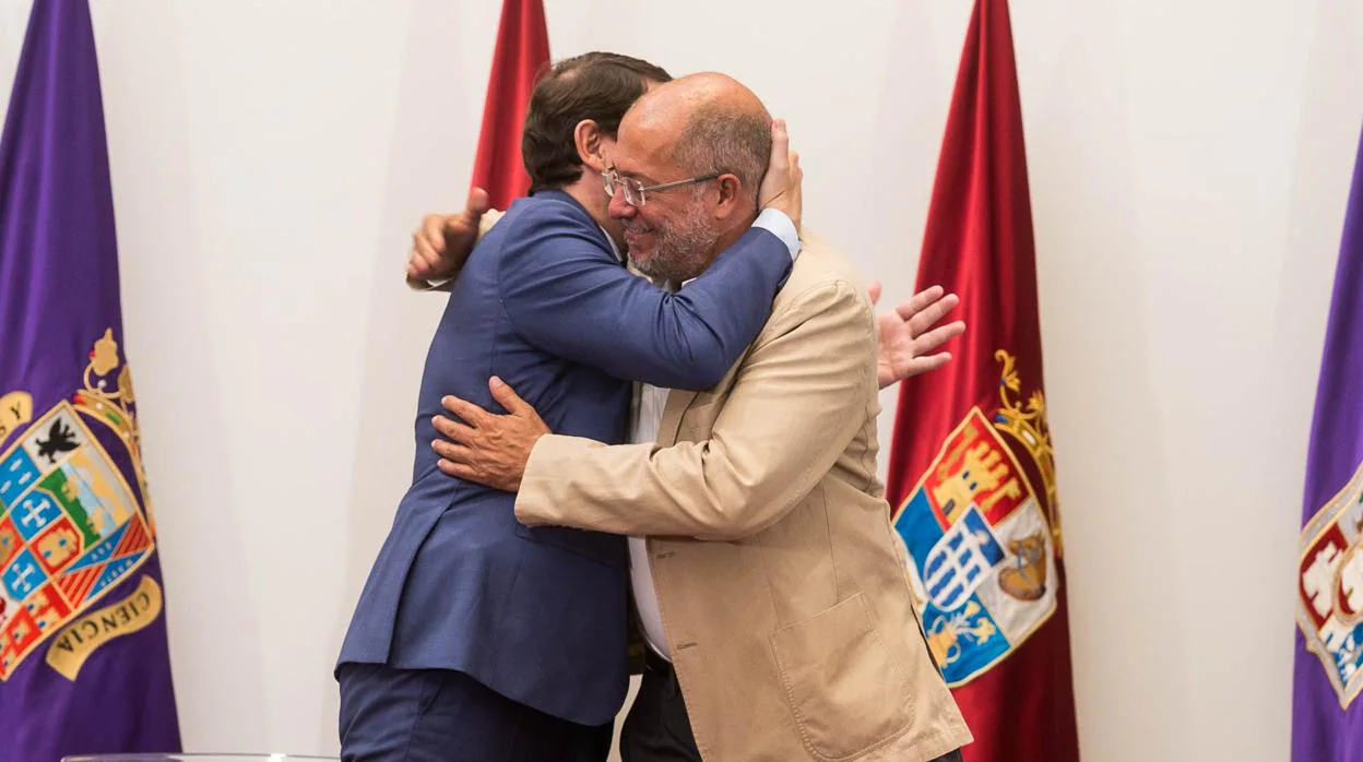 Abrazo entre Alfonso Fernández Mañueco y Francisco Igea, este martes en las Cortes de Castilla y León