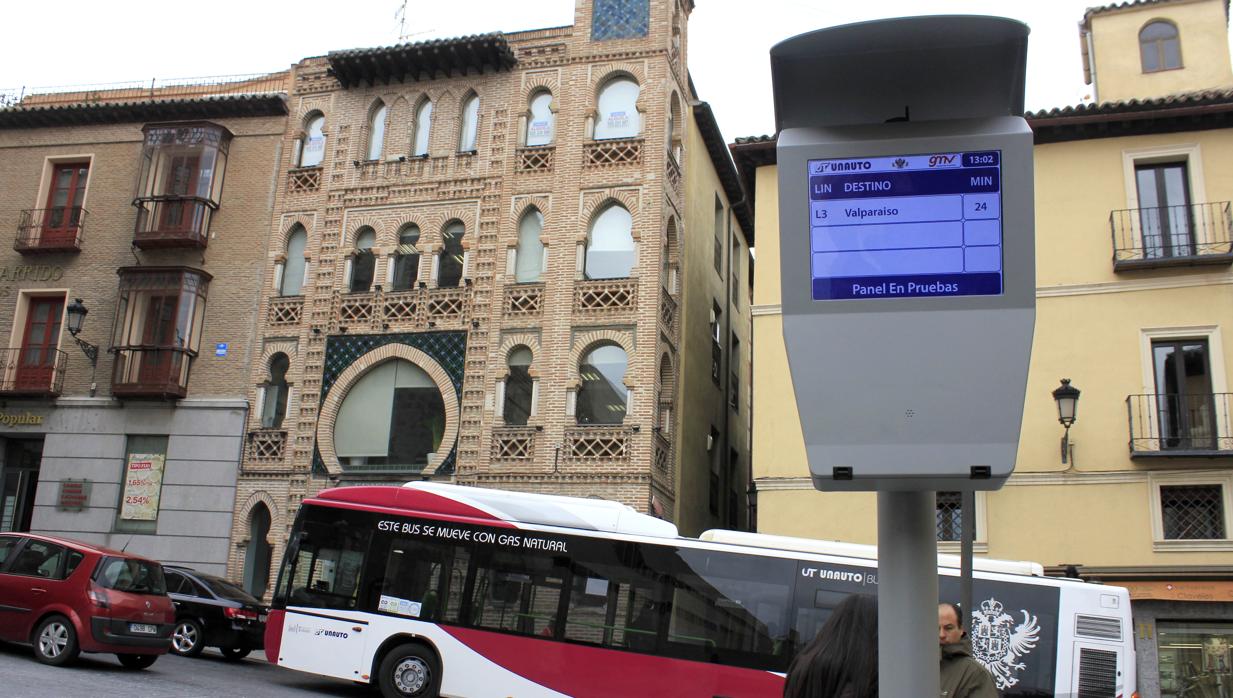 Uno de los autobuses urbanos en circulación por las calles de Toledo