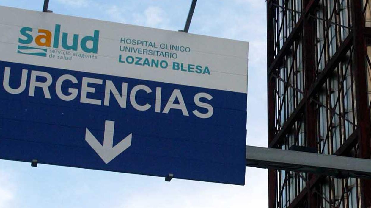 Cartel de acceso a Urgencias en el Hospital Clínico de Zaragoza, uno de los dos mayores de Aragón