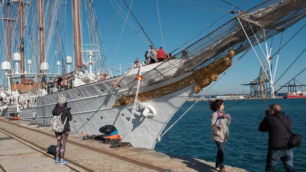 Máxima expectación por la llegada del Juan Sebastián de Elcano al País Vasco