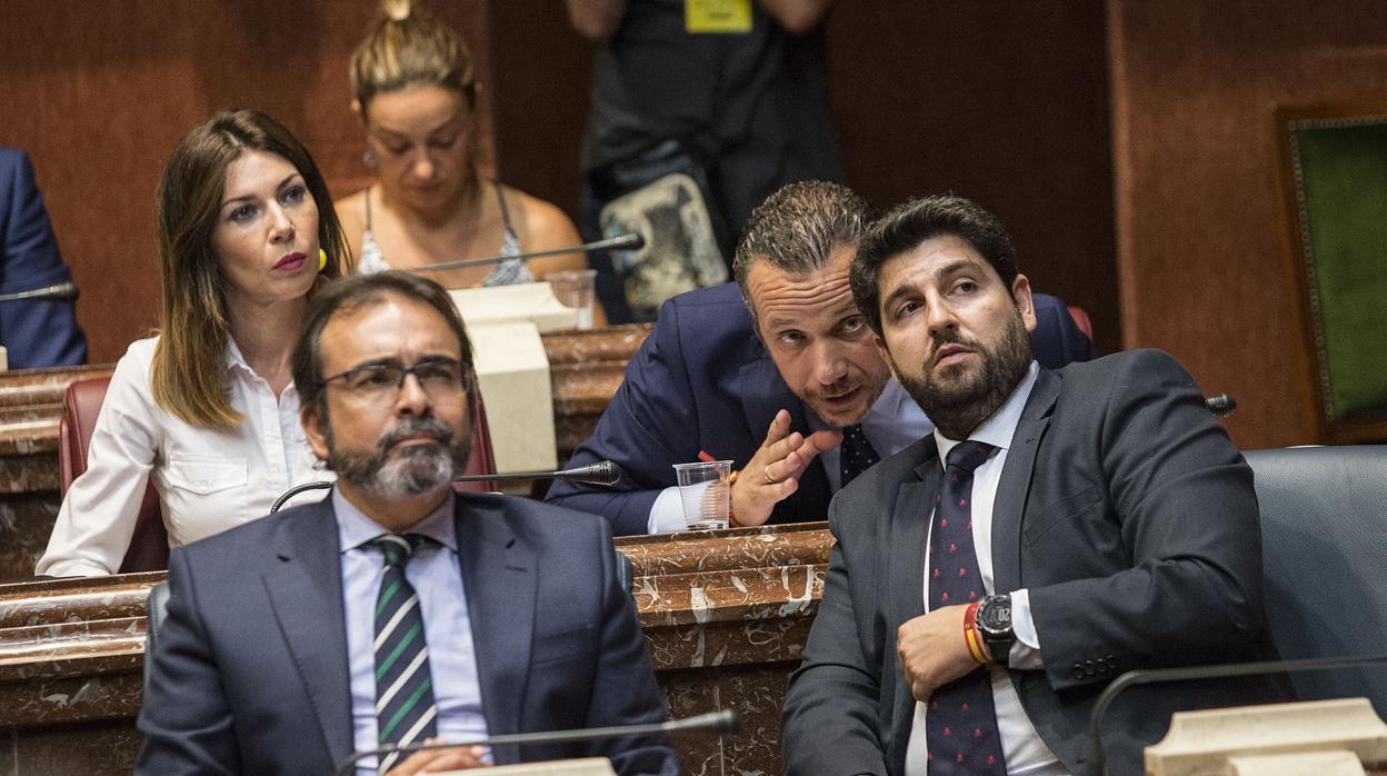 La bancada del P en la Asamblea, con López Miras a la derecha