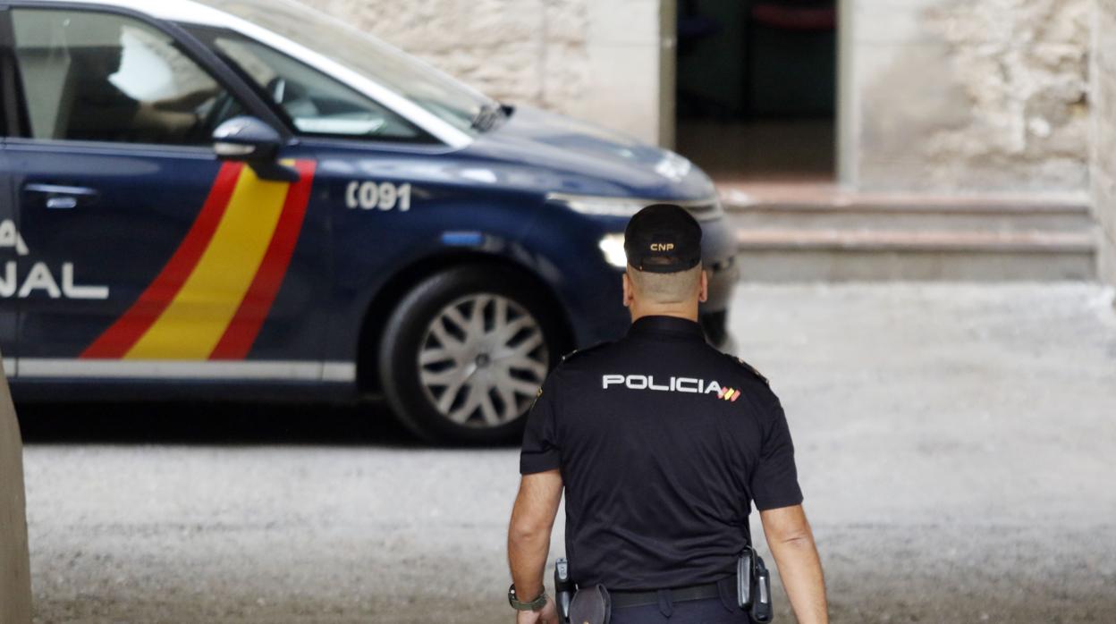 Imagen de archivo de un agente de la Policía Nacional en Alicante