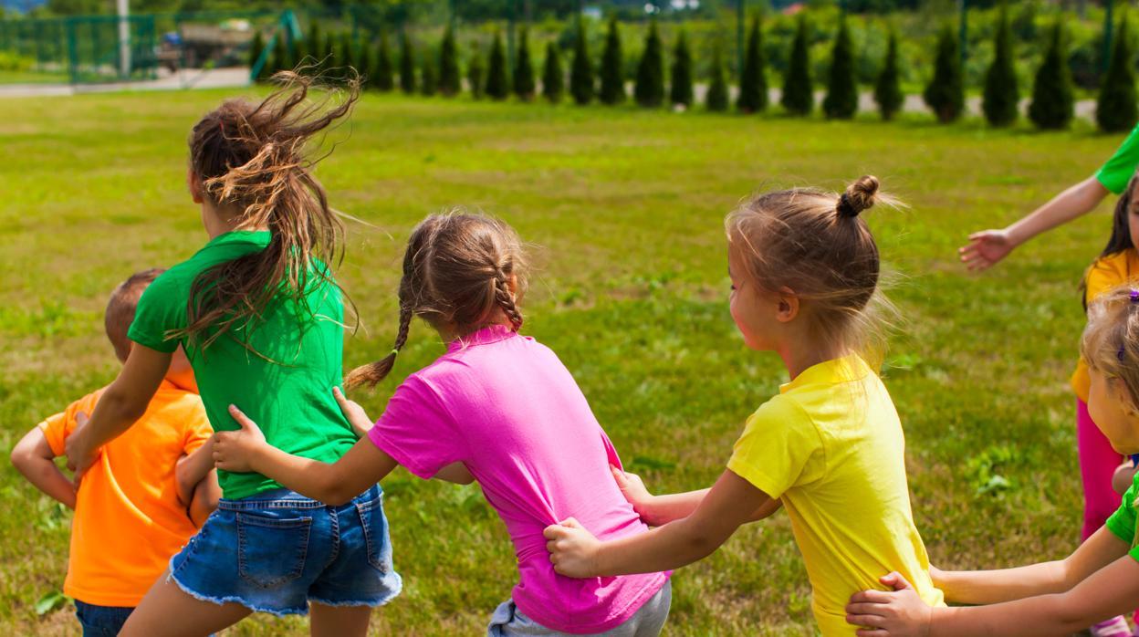 Niños se divierten en un campamento