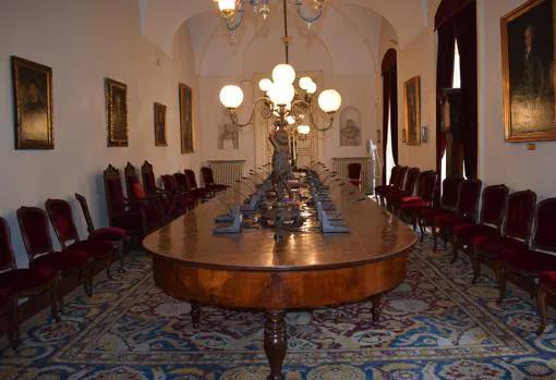 Salón de reuniones de los académicos con varios cuadros de Goya
