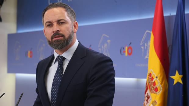 Abascal exige a Casado y Rivera una reunión a tres para desbloquear las negociaciones de Madrid y Murcia