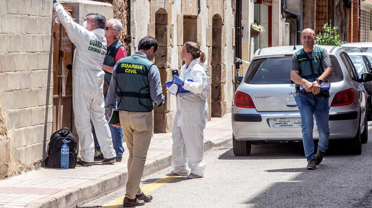 Técnicos de la Guardia Civil trabajan en la parte de atrás de la vivienda