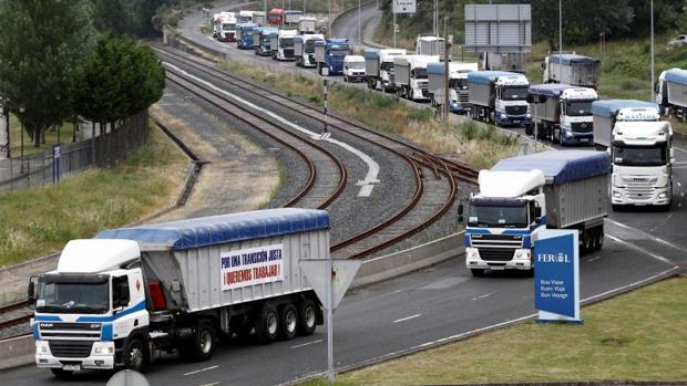 Los camioneros del carbón llevan su protesta a Madrid en caravana