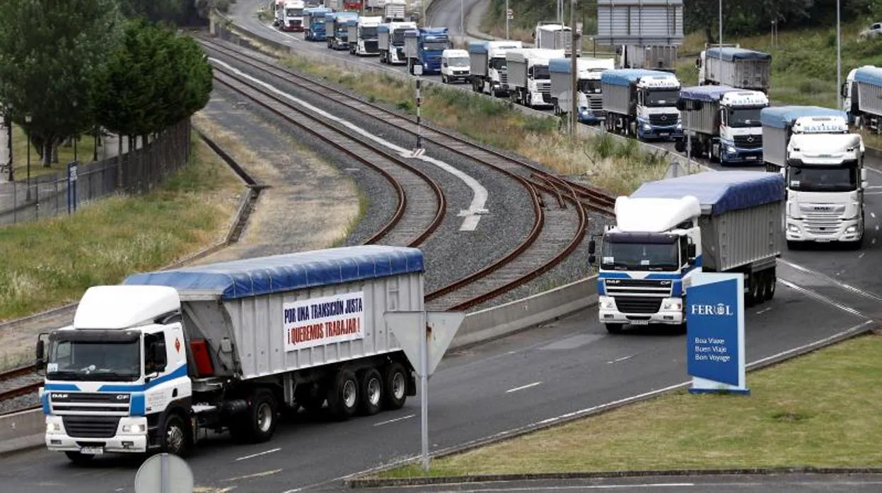 Caravana de camiones que transportan carbón esta mañana en Ferrol