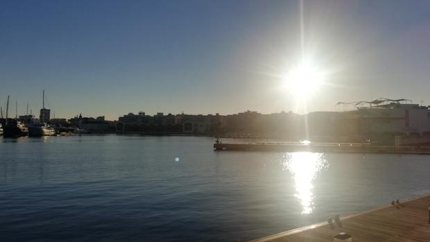 Dos policías fuera de servicio evitan que un hombre estrangule a su novia en la Marina de Valencia