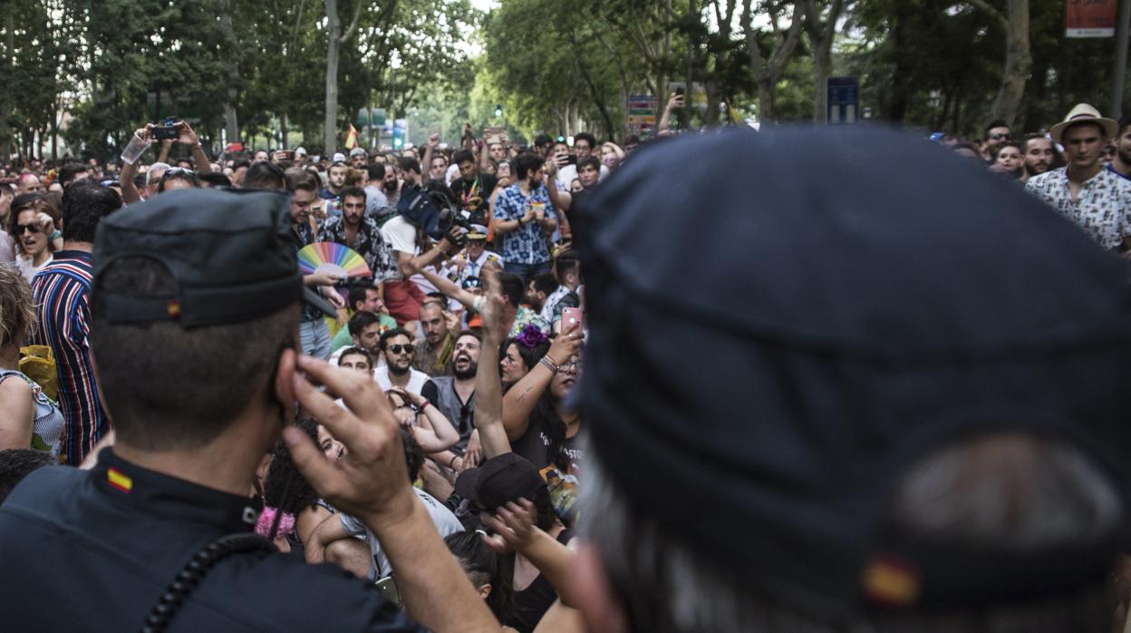 La Policía escolta a Cs que abandona el Orgullo tras dos horas de bloqueo