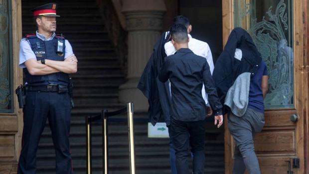 La «manada de Manresa» portaba una pistola que asustó a la víctima