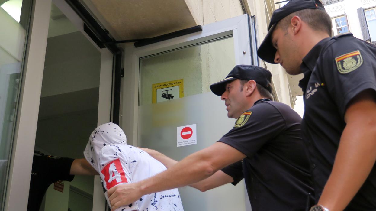 Imagen de dos agentes de la Policía Nacional durante una detención