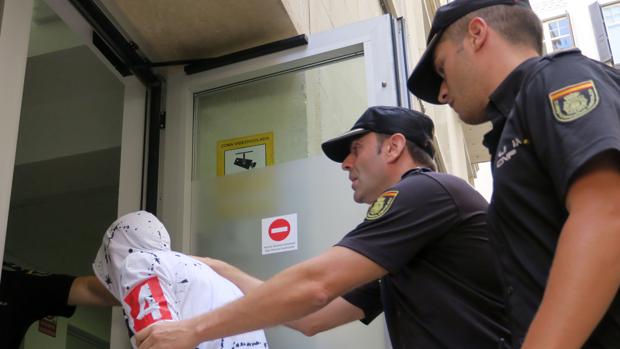 Un hombre admite ante el juez que dio una brutal paliza a su pareja porque no quedaba cerveza en casa