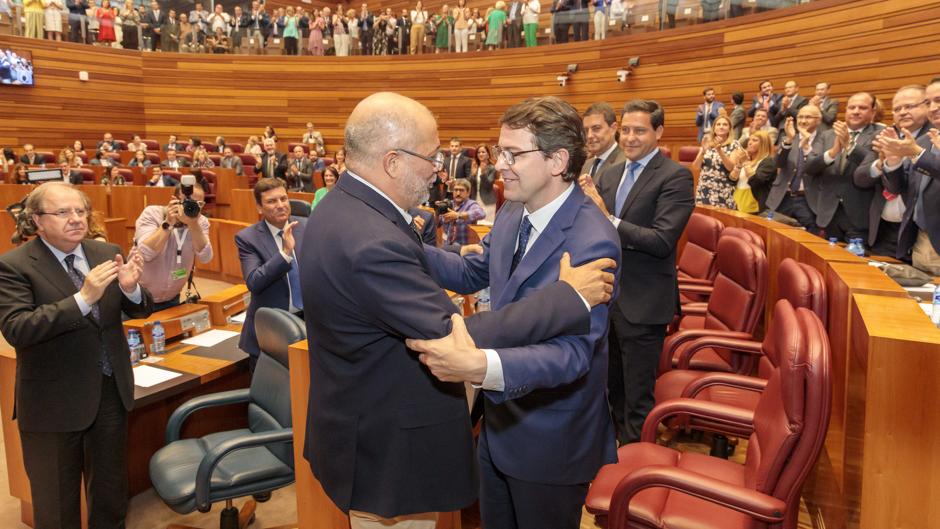 Mañueco, investido presidente de la Junta de Castilla y León