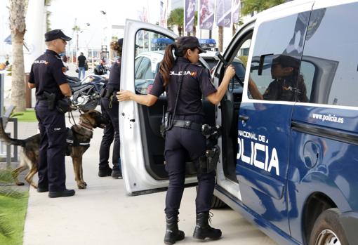 Imagen de tres agentes de la Policía Nacional