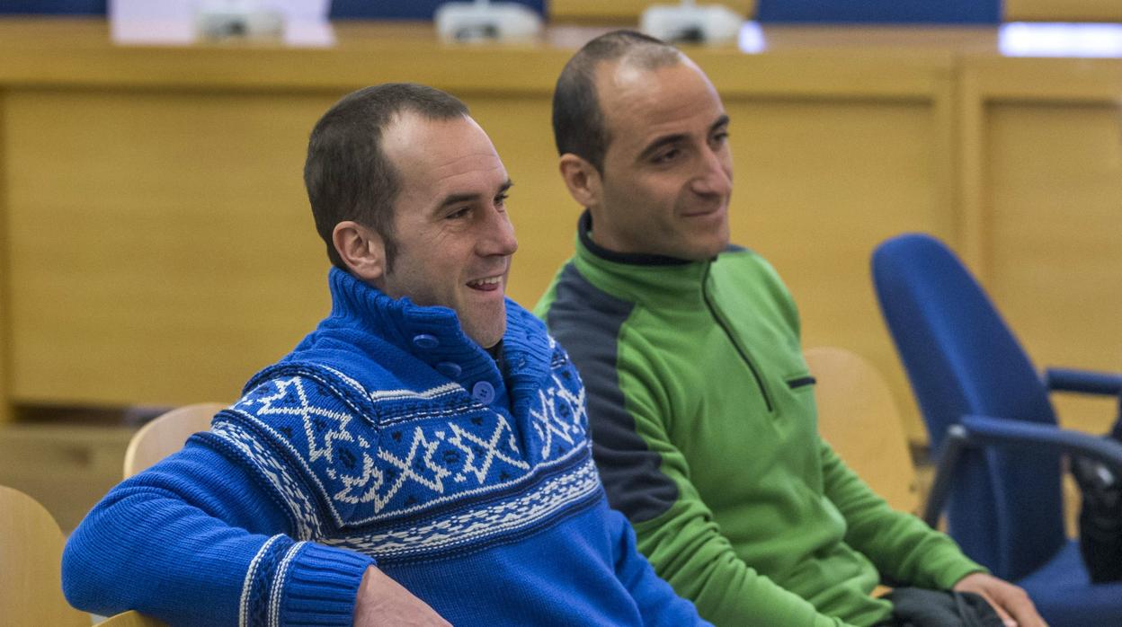 El exjefe militar de la banda terrorista ETA Mikel Garikoitz Aspiazu Rubina, alias Txeroki (i), junto al también miembro de ETA Joseba Anton Araníbar (d), durante un juicio en el que estaba acusado de ordenar un atentado con coche bomba perpetrado el 26 de agosto de 2007 en Castellón