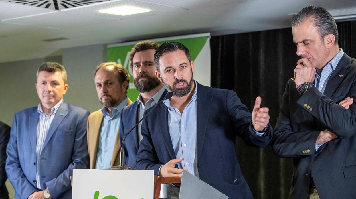 Santiago Abascal, líder de Vox, ayer en Murcia flanqueado por Iván Espinosa de los Monteros (izquierda) y Javier Ortega Smith (derecha)