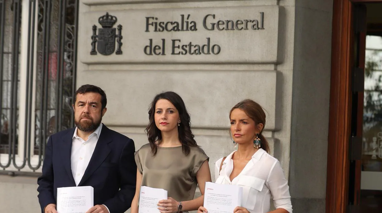 Miguel Gutiérrez, Inés Arrimadas y Patricia Reyes denuncian el escrache del Orgullo ante la Fiscalía