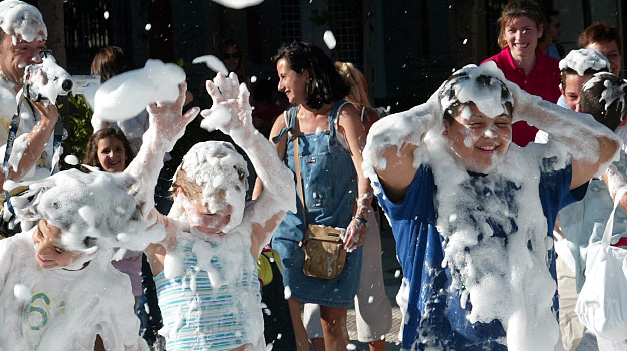 Varios niños juegan en una fiesta de la espuma, en una foto de archivo